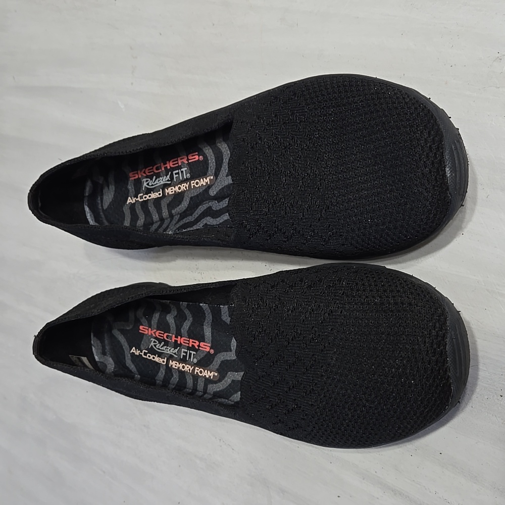 Skechers Womens 7 Black Mesh Classic Fit Slip On Shoes Loafer Like new